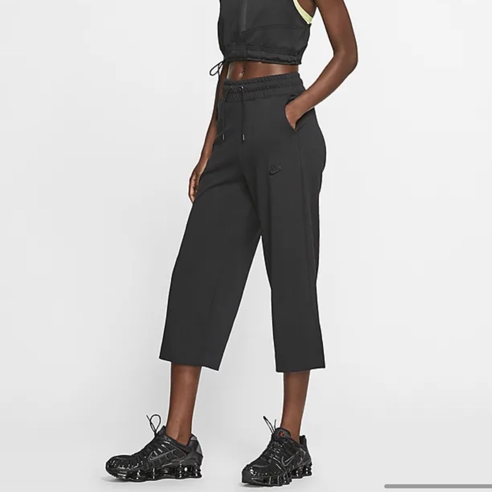 X SOLD X Nike Sportswear Jersey Capri - Black S